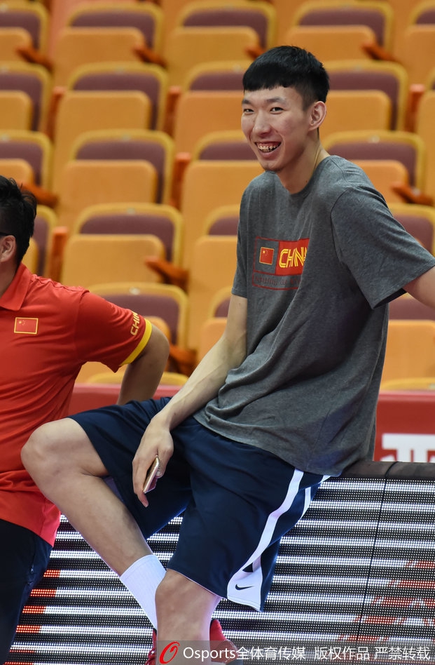 训练结束，周琦、丁彦雨航与红队队友们围拢在一起，气氛热烈，双星的回归让团队的凝聚力变得更强。