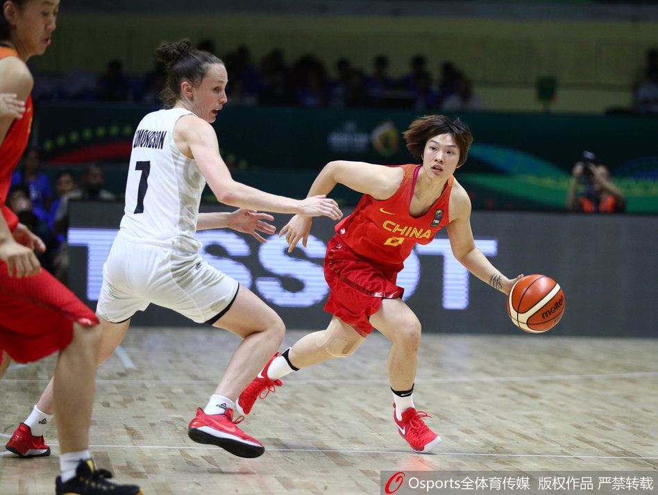 李月汝在禁区卡位要球，凭借身高优势完全压制对手，篮下一柱擎天的统治力尽显。