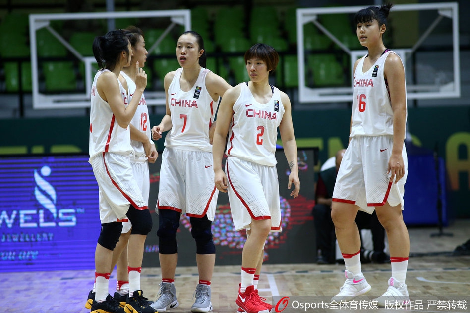 黄红玭在防守端化身内线守护神，面对对手的突破上篮，她精准预判，奋力跃起送出一记震撼全场的钉板大帽。