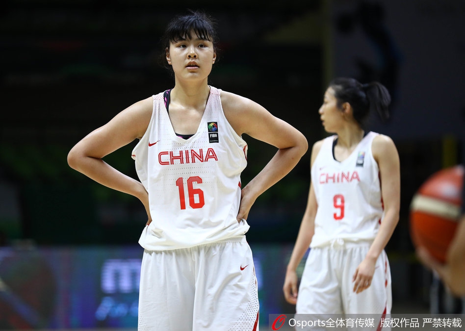 小将李月汝在对方多人包夹之下依然毫不畏惧，她利用强壮的身体卡住位置，单手持球准备强起上篮。