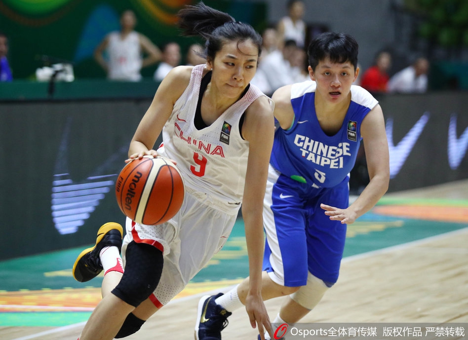 中国女篮首发五虎眼神坚毅，在赛前奏国歌仪式中手捂胸口，胸中燃烧着对胜利的渴望。