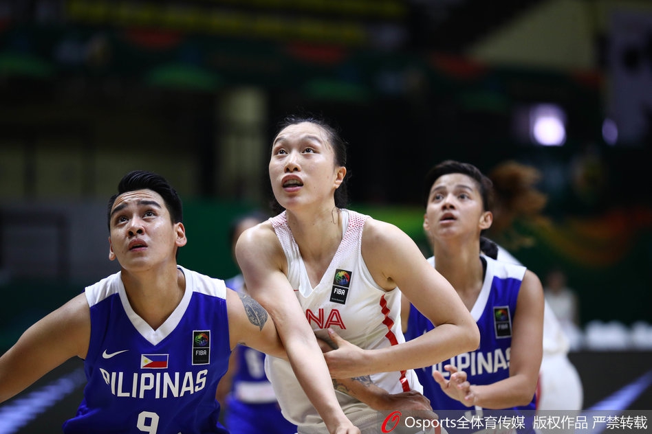 李梦如同一把尖刀持球强行突破，她压低重心加速过掉防守球员，飞扬的衣角与坚定的眼神定格了这一刻她不可阻挡的进攻决心。