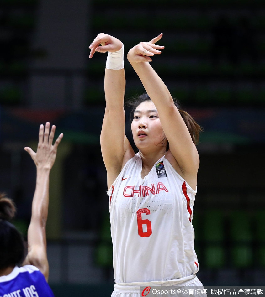 看台上的姚明露出了欣慰而灿烂的笑容，他的双手轻轻鼓掌，目光中满是对这些后辈们的赞许与对中国女篮未来的无限憧憬。