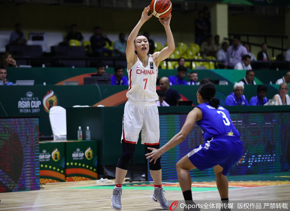 篮下的李月汝如同擎天柱一般稳稳接住传球，她利用身高优势将球高高举起，菲律宾队的防守球员只能望球兴叹，这一刻她是禁区内无可撼动的霸主。