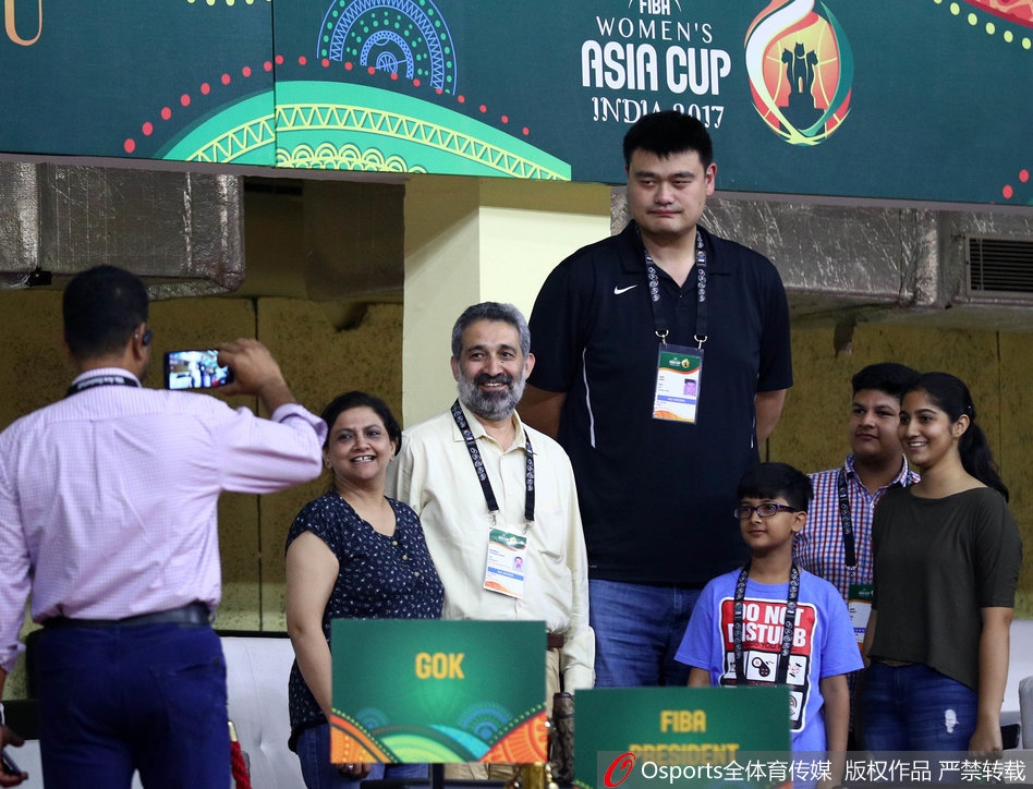 当女篮球员完成一次精彩的抢断快攻后，姚明情不自禁地鼓起掌来。他宽厚的巴掌轻轻拍动，脸上带着克制却又满意的微笑，仿佛在说：'不错，这正是我想看到的中国篮球。'