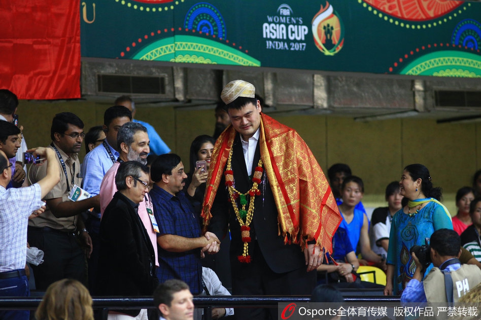 中锋李月汝在内线背身单打，她凭借身高优势强硬顶开防守，将球送入篮筐。这位小将在本场比赛中砍下13分4篮板，成为内线不可或缺的支柱。