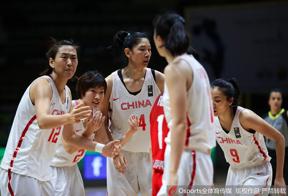 队长邵婷强行突破造成对手犯规，她走上罚球线，全场寂静，承载着追平的希望。