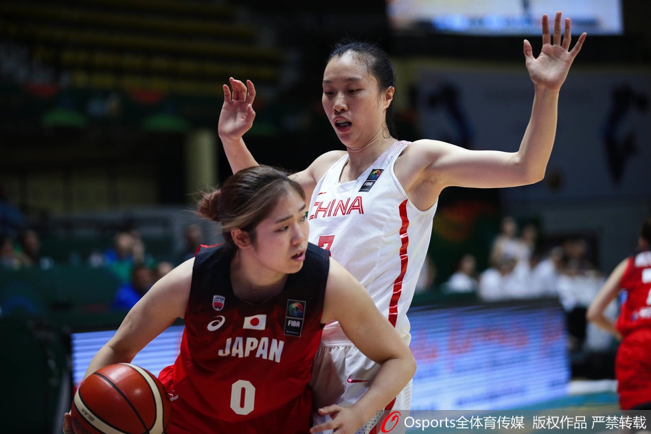 李月汝在对手的包夹下奋力跃起，双手牢牢控制住篮板球，展现了内线统治力。