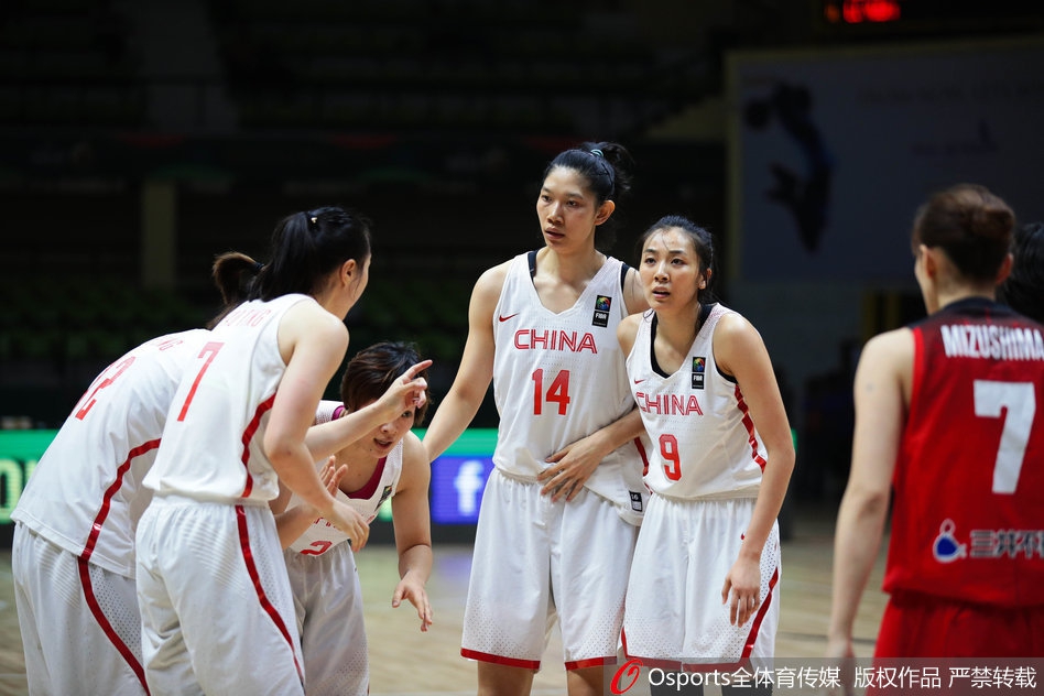 终场哨响，比分牌上的数字冷酷无情，一位中国队球员落寞地走下场，背影写满了不甘。