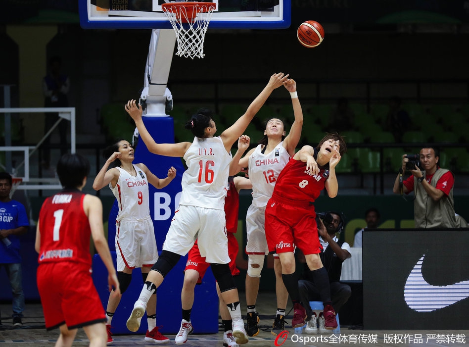 中国队球员在开局阶段坚决出手，篮球在空中划出弧线，打破了场上的沉寂。