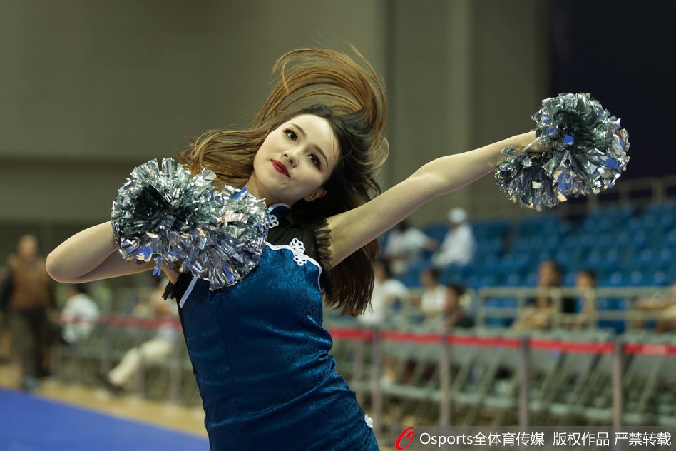 肯帝亚啦啦队的宝贝们身着亮黄时尚套装，在昆山体育馆的聚光灯下活力亮相，她们手中挥舞着金色花球，仿佛一群降临赛场的夏日精灵，瞬间点燃了全场球迷的热情。