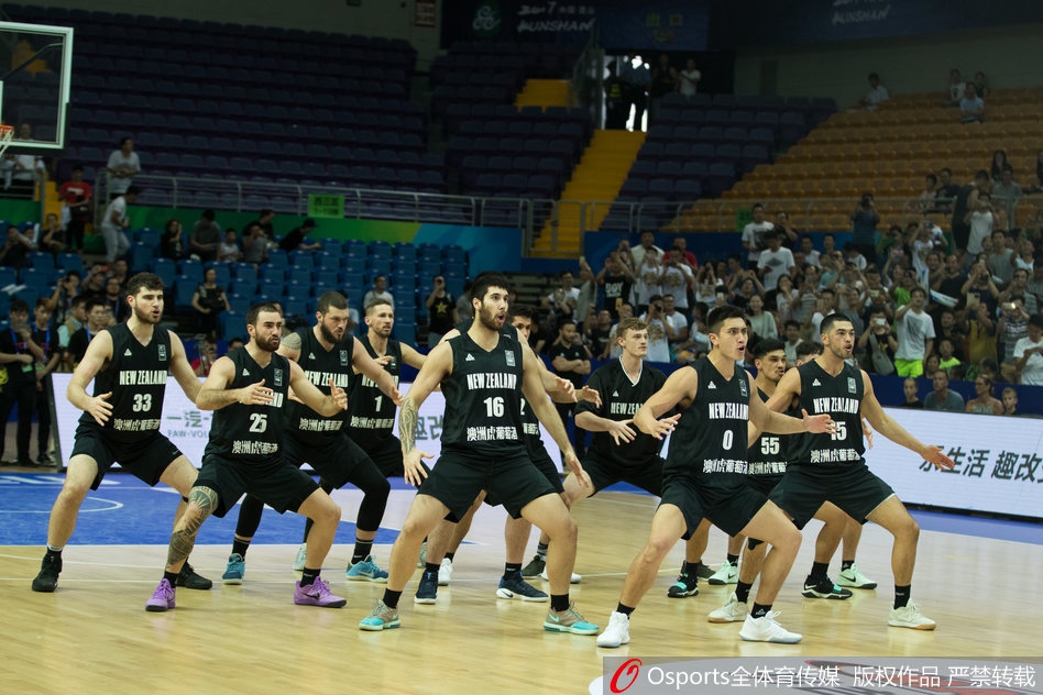 中国队的队员们围拢在一起,眼神中透露着坚定与自信,他们相互击掌鼓励,用实际行动回应对手的挑衅,团结一心的氛围令人动容。