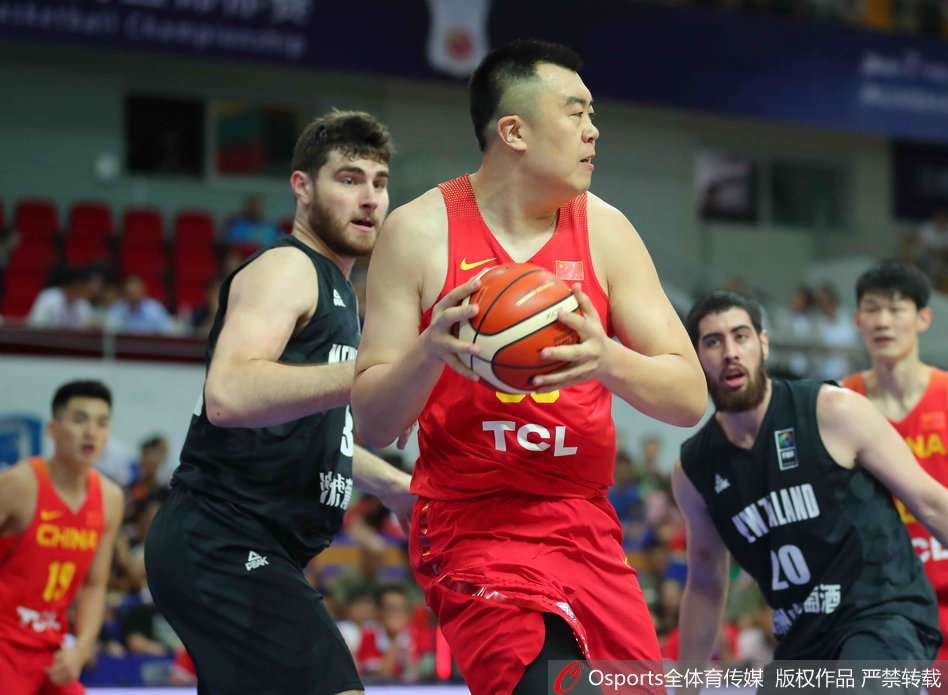 郭艾伦如闪电般撕裂新西兰队的防线，他利用标志性的犀利突破，在对方高大内线的围堵下，空中漂移将球送进篮筐，尽显亚洲第一控卫的风采。