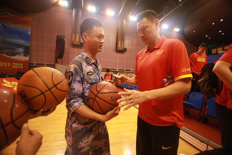 友谊赛后,双方队员的手紧紧握在一起,脸上洋溢着真诚的笑容。比分已经不再重要,此刻,体育精神与军人风骨在击掌与拥抱中完美融合。