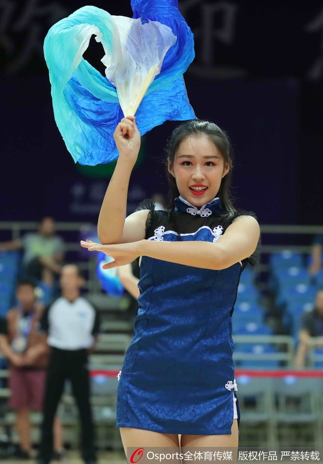 随着动感的音乐鼓点，啦啦队员们瞬间变换队形，她们的长发在空中划出优美的弧线，充满力量感的舞步与灿烂的笑容交织在一起，将主场气氛推向了第一个高潮，背后的大屏幕上也打出了球迷们欢呼的特写。