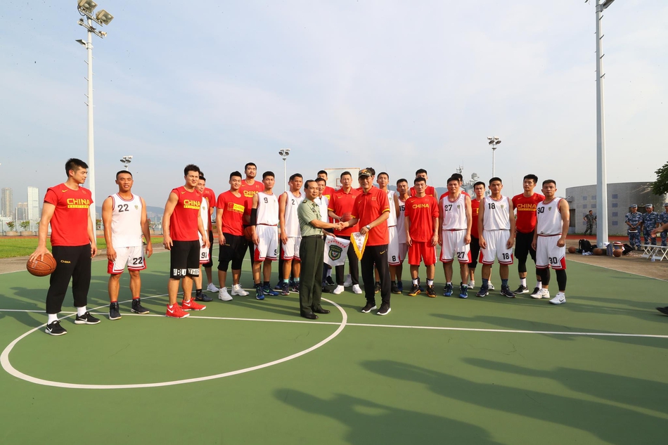 主教练李楠面带微笑,郑重地将一个签满国家队队员名字的篮球赠送给驻港部队代表,这个篮球承载着体育健儿对人民子弟兵的崇高敬意与深厚情谊。