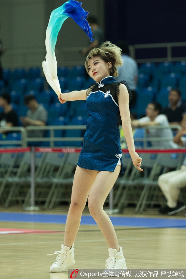 在比赛的间歇，肯帝亚啦啦队摆出了一个极具造型感的集体亮相。队员们或半蹲或站立，错落有致，手中的花球如同绽放的花朵，定格成一幅充满动感与美感的画面，完美展现了团队的默契与整齐划一。