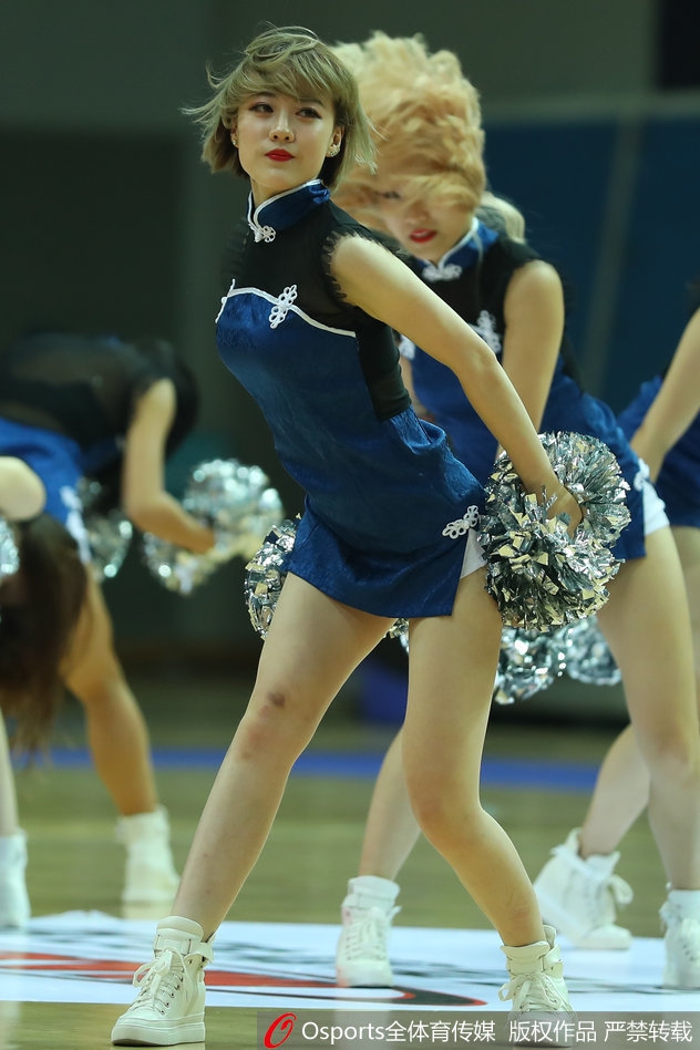 赛后，肯帝亚啦啦队的姑娘们聚集在场边，对着镜头留下了青春洋溢的大合影。汗水依然挂在额头上，但每个人的脸上都绽放着如花般的笑颜，她们用最美丽的姿态为这场精彩的赛事画上了一个圆满的句号。