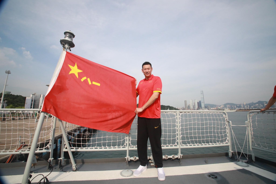 男篮队员们登上威武的惠州舰,他们好奇地触摸着舰艇上的装备,与英姿飒爽的海军官兵热情交流,共同在甲板上留下充满探索与敬意的瞬间。