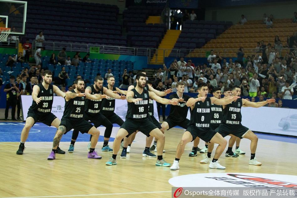 李根面露关切与愤怒,迅速冲向事发地点为队友郭艾伦出头,他强有力的手臂拦在对手身前,展现了男篮队员之间深厚的兄弟情谊和绝不退缩的团队精神。