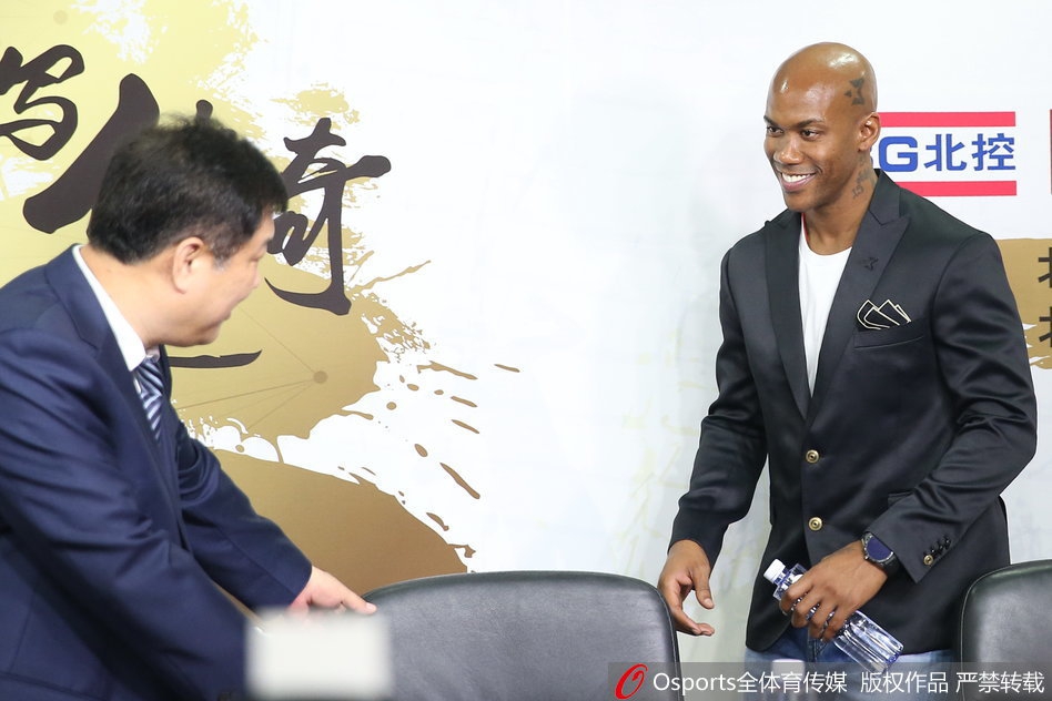 面对媒体长枪短炮的‘围攻’,老马从容应答,时而开怀大笑,时而严肃分析,展现出掌控更衣室和球场的双重领袖魅力。