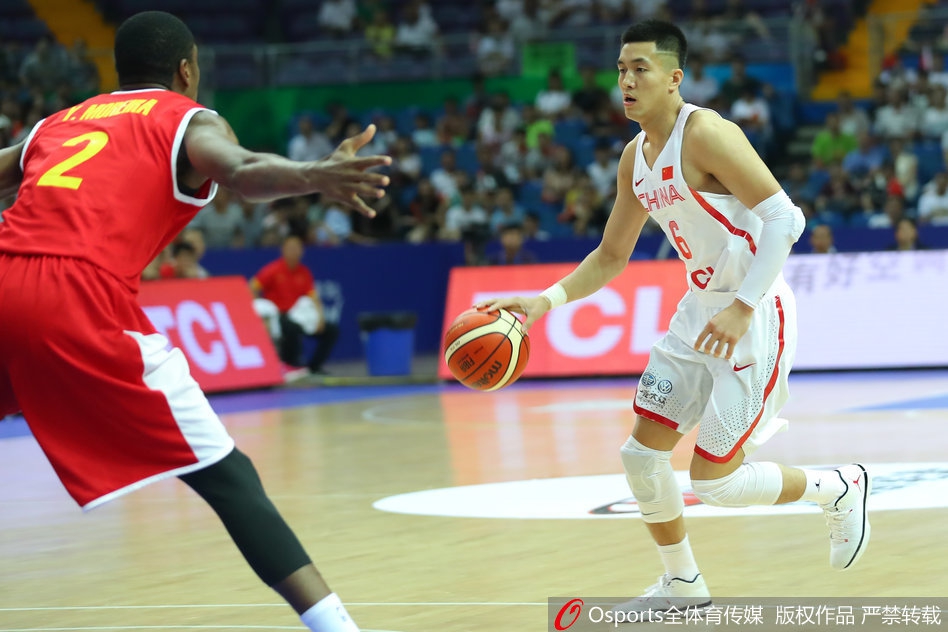 男篮队长周鹏在进攻端背身单打，他眼神坚毅，用身体牢牢卡住防守球员，寻找转身投篮的良机。