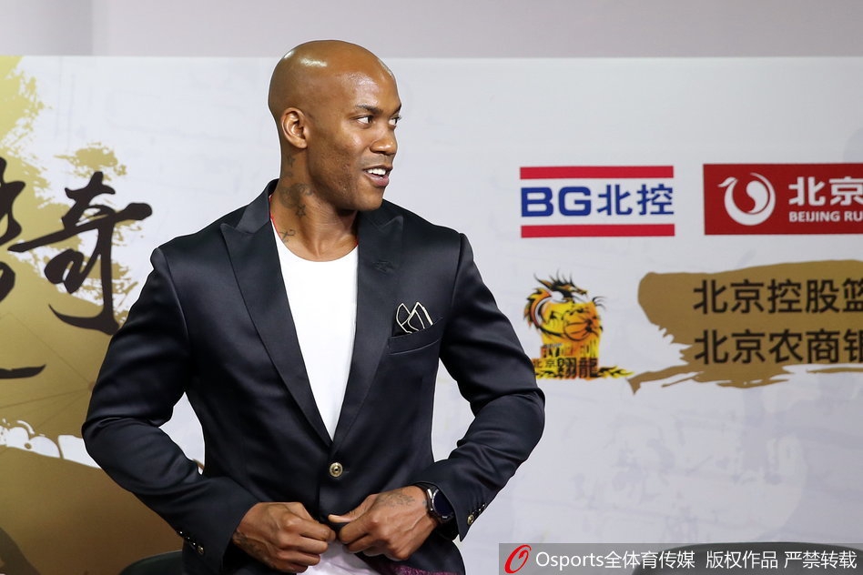 马布里拿起麦克风,眼神坚定地扫视全场,他在宣告:这不是一次简单的转会,而是对北京这座城市爱意的延续。