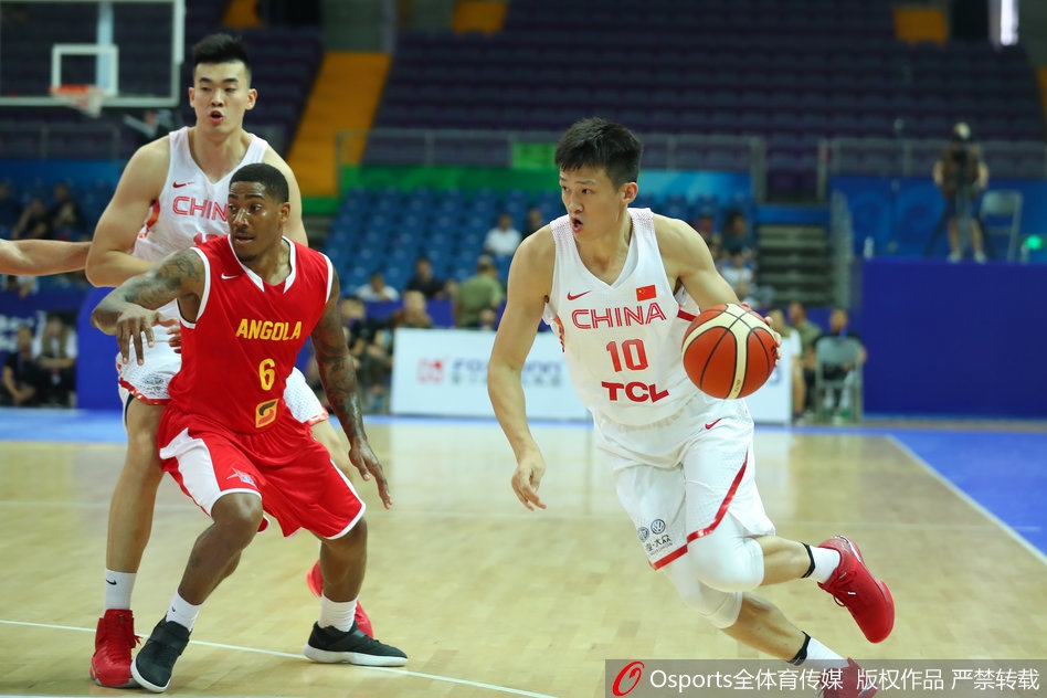 韩德君在重重包围下强起投篮，对方两名球员的手臂像树枝一样缠绕在他身上，但他依然凭借强大的核心力量将球举过头顶。