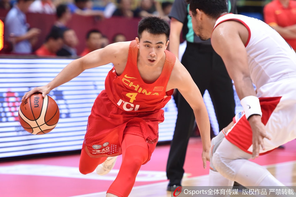 王子瑞面对两人夹击巧妙分球，眼神中透露着与年龄不相符的冷静与睿智