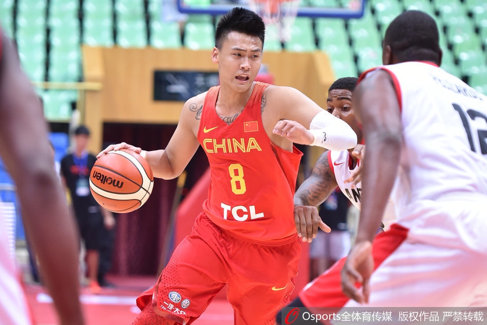 赵睿在安哥拉队员严密防守下强行突破，犹如一把锋利的匕首直插对手腹地