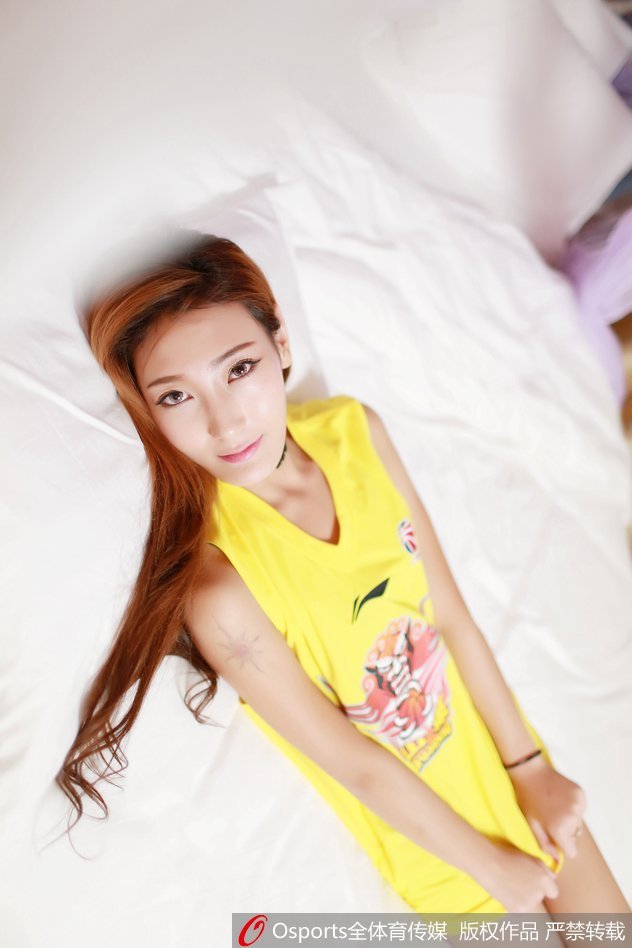 身着亮丽演出服的篮球宝贝,在后台休憩瞬间流露出不经意的温柔,一抹浅笑与身后的喧嚣形成对比,尽显动静皆宜的独特魅力。