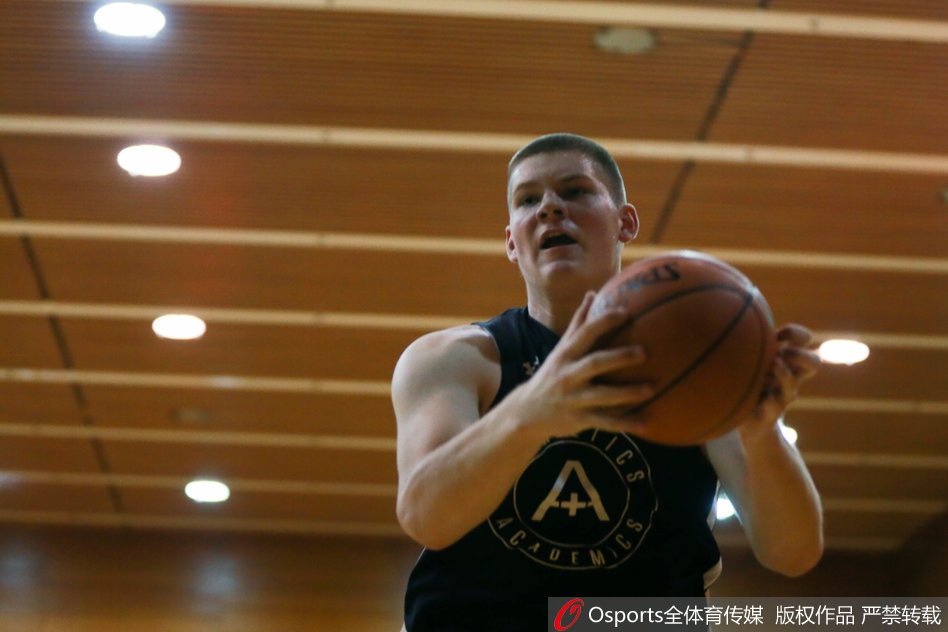 双方球员赛后友好握手致意，胜负已分的赛场上，流淌着的是属于全世界篮球少年共同的青春热血与相互敬意。