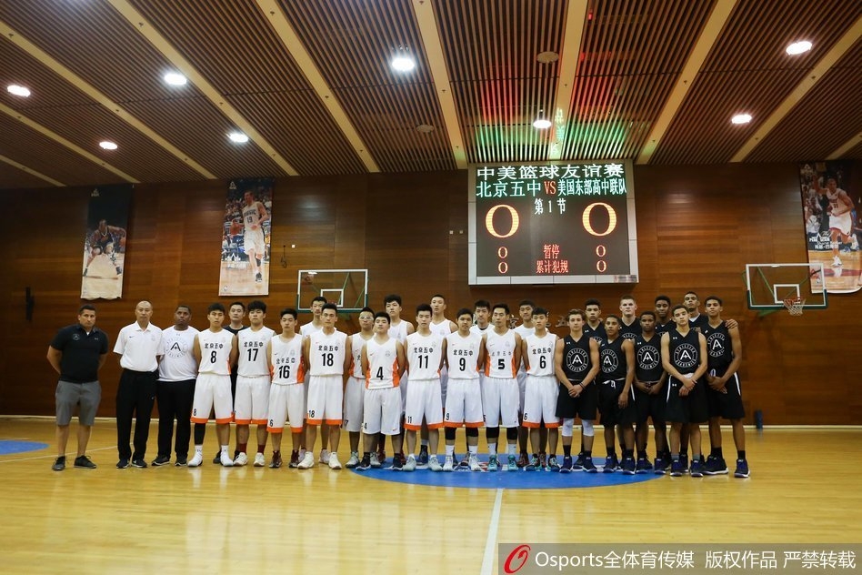 北京五中受伤的中锋紧咬牙关，眼神坚毅地望向赛场，脸上尚未擦干的血迹，是他誓死不退的荣耀勋章。