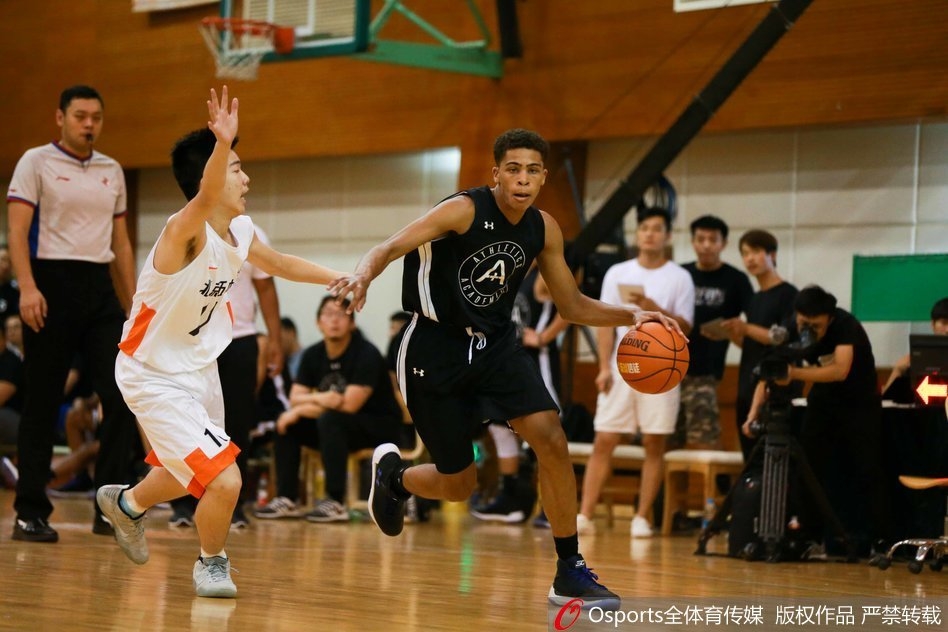 北京五中核心球员白羽鹤运球疾驰，眼神如炬，面对多人包夹依然毫无惧色，展现出领袖风范。
