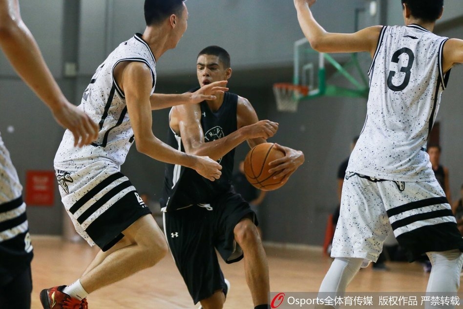 赛后双方球员肩并肩站在一起，对着镜头露出灿烂的笑容，他们手中没有奖杯，却收获了跨越太平洋的友谊，这张大合影为这场青春对决画上圆满句号。