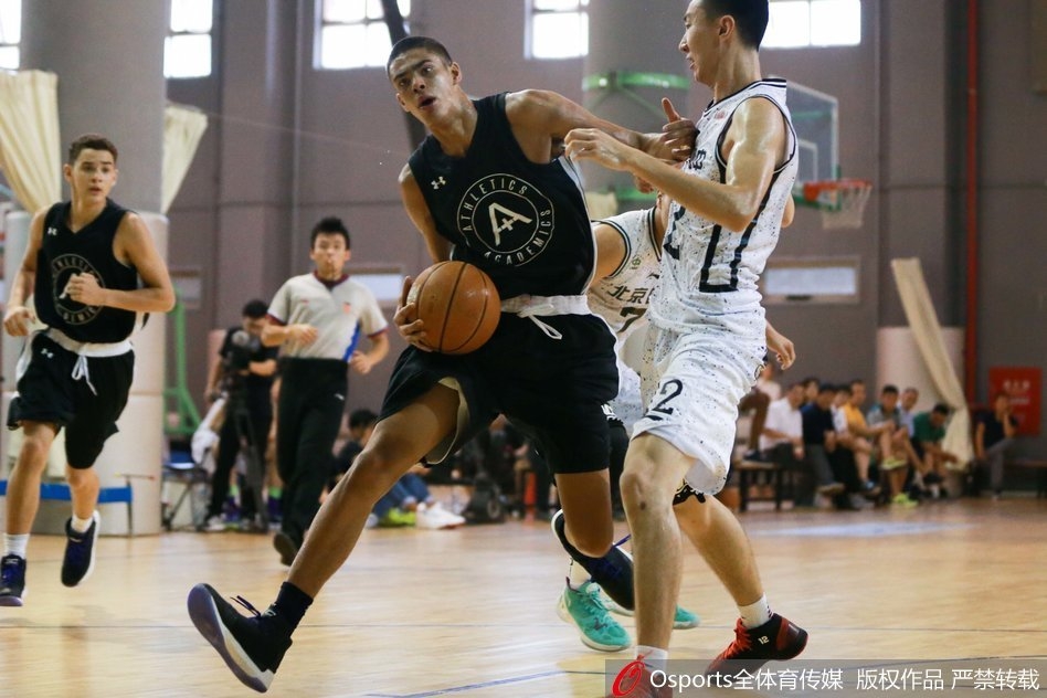 终场哨响，美国联队球员与北京四中球员互相拥抱致意，胜者拍着败者的肩膀说着鼓励的话，青春的脸庞上写满了对对手的尊重和友谊的真诚。