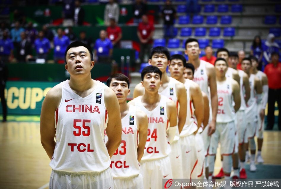 刘晓宇快速持球推进穿越防线,面对补防球员毫无惧色,以灵巧步伐上篮得分紧咬比分。