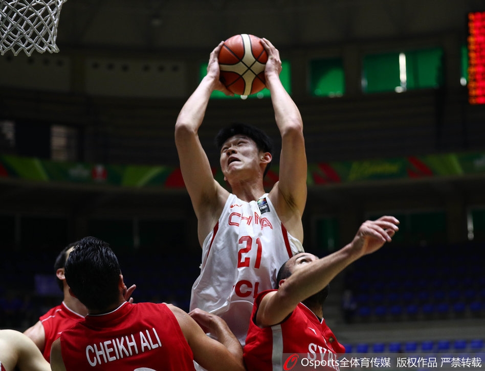 终场哨响一刻,中国男篮球员们激动地拥抱在一起,庆祝这场来之不易的十五分惊天大逆转胜利。