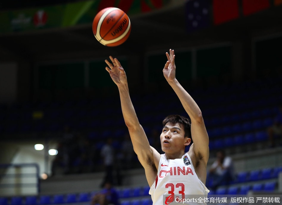 任骏飞在底角稳稳出手三分,篮球空心入网,这一球帮助中国队在末节首次实现反超,全场沸腾。