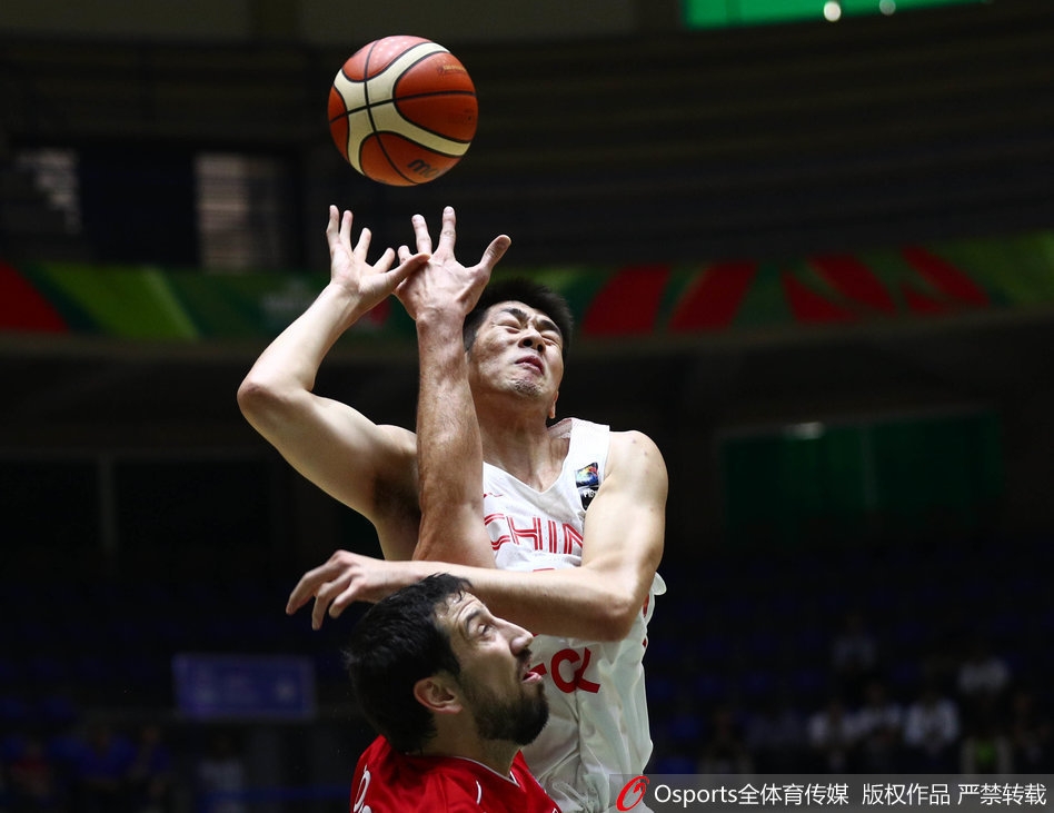 韩德君在拥挤的内线高高跃起强势摘板,面对包夹毫无惧色,用强壮的身体为中国队撑起内线屏障。