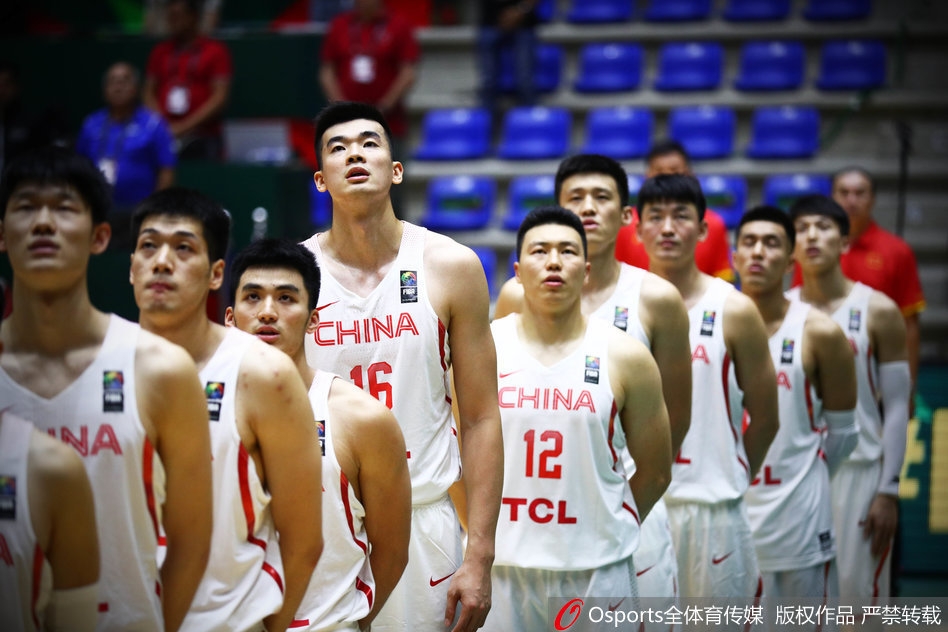 悍将李根面对防守强硬干拔,手起刀落三分命中,用强悍的表现吹响了男篮反击的第一声号角。