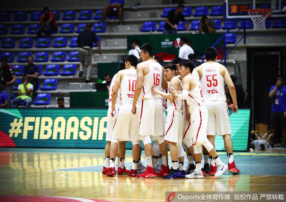 队长周鹏在底角坚定出手,篮球划破黎巴嫩夜空,压哨三分命中瞬间点燃替补席激情。