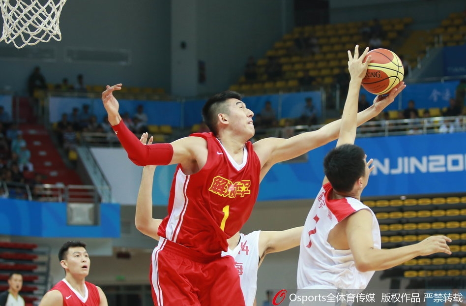 解放军队球员雷蒙外线出手三分，姿势舒展，篮球在空中划出完美弧线