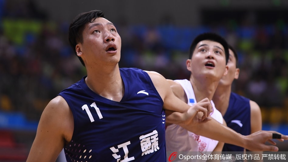 西热力江在命中三分后霸气怒吼，张开双臂，仿佛在点燃全场观众的激情