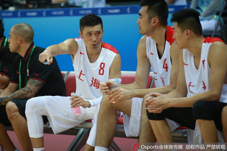 双方球员在篮下激烈拼抢篮板，肌肉碰撞瞬间火花四溅，胜负悬于一念之间