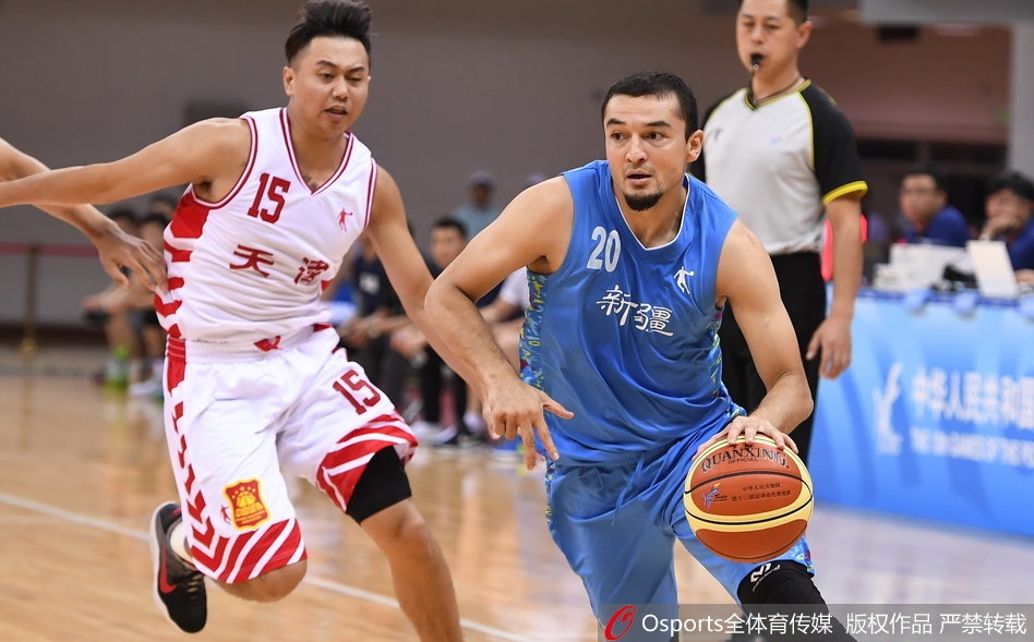 赵睿如闪电般撕裂新疆防线，跃起上篮的瞬间，整个体育馆都屏住了呼吸。