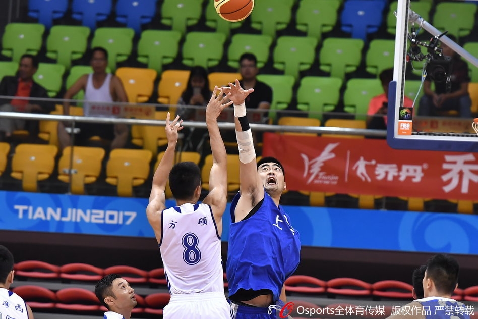 上海队唐子豪命中关键三分后握拳怒吼,这一刻他尽情宣泄着内心的激动与压力。