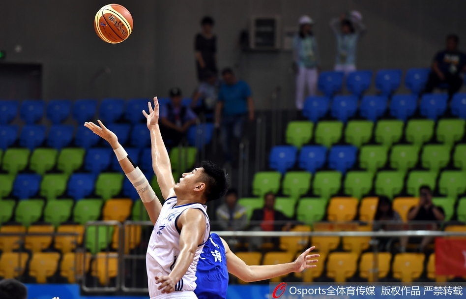 中国篮协主席姚明亲临比赛现场观战,他双手抱胸,全神贯注地盯着场内局势,表情十分严肃。