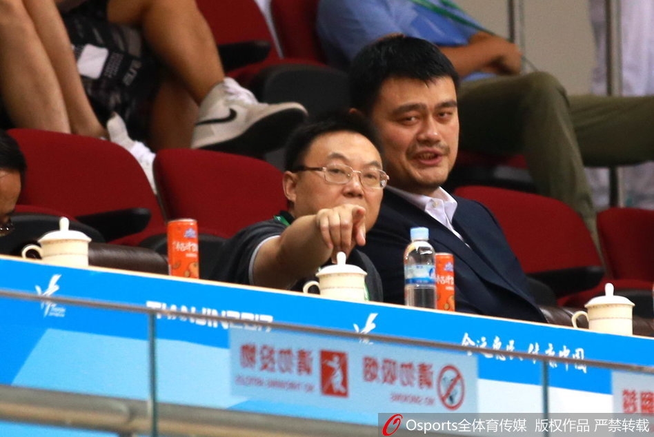 比赛中出现精彩镜头，姚明身体微微前倾，双拳紧握放在嘴边，仿佛下一秒就要喊出声来，那股恨不得自己披挂上阵的冲动，全写在了这张专注的脸上。