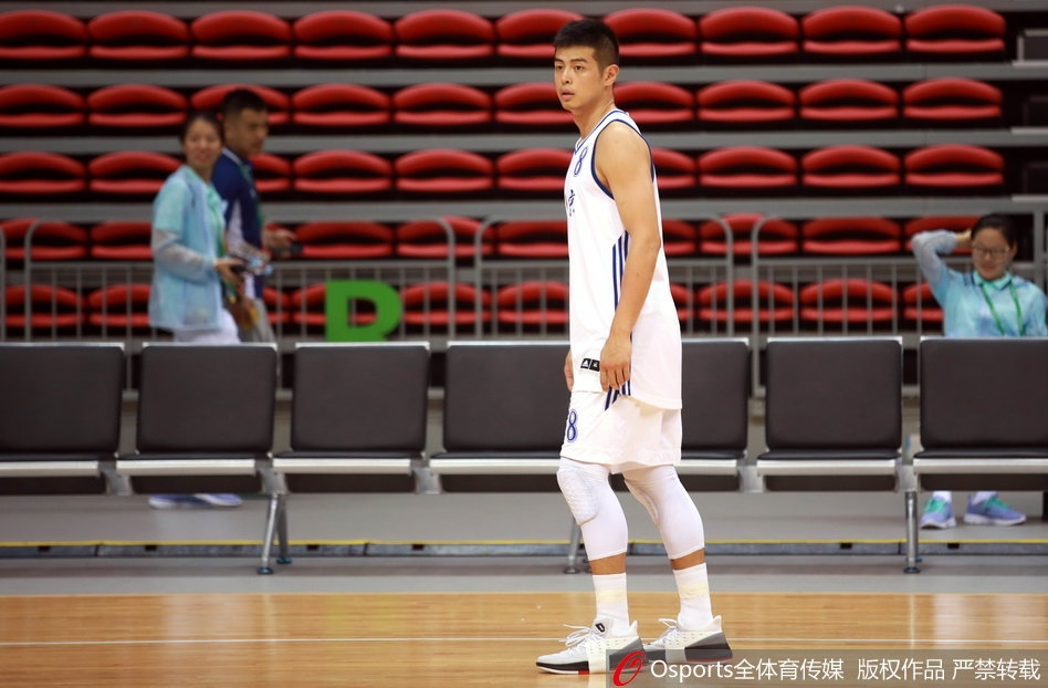 北京队混血中锋丘天在对方内线高高跃起,试图完成一记势大力沉的单手灌篮。